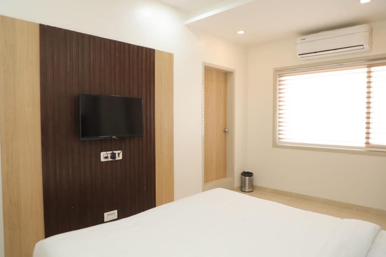 Hotel Dwarka Palace อาห์มาดนาการ์ ภายนอก รูปภาพ