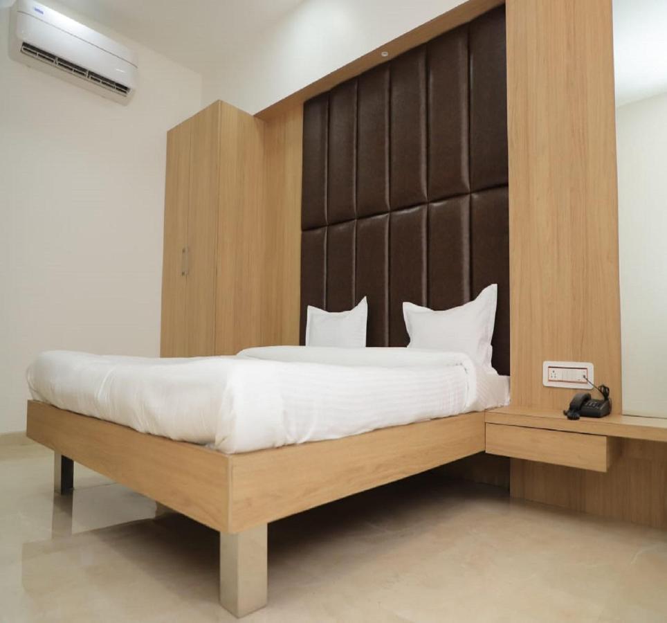 Hotel Dwarka Palace อาห์มาดนาการ์ ภายนอก รูปภาพ