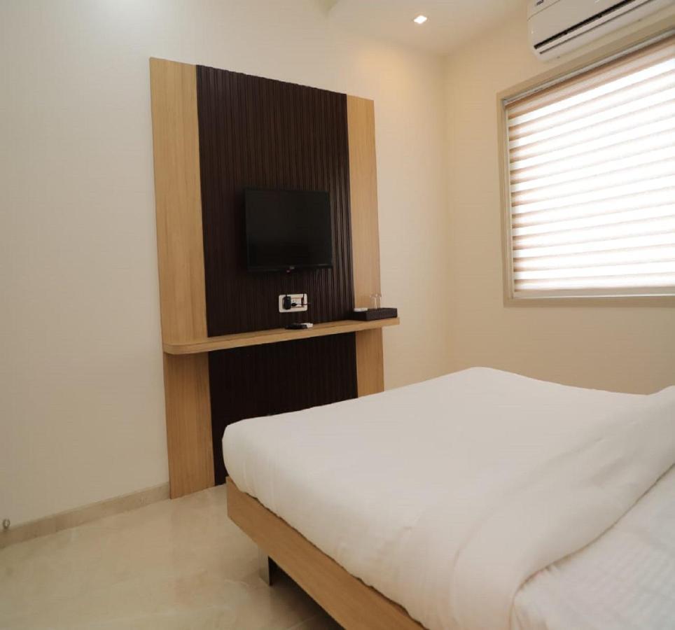 Hotel Dwarka Palace อาห์มาดนาการ์ ภายนอก รูปภาพ