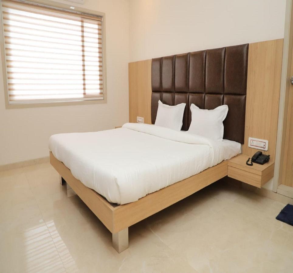 Hotel Dwarka Palace อาห์มาดนาการ์ ภายนอก รูปภาพ